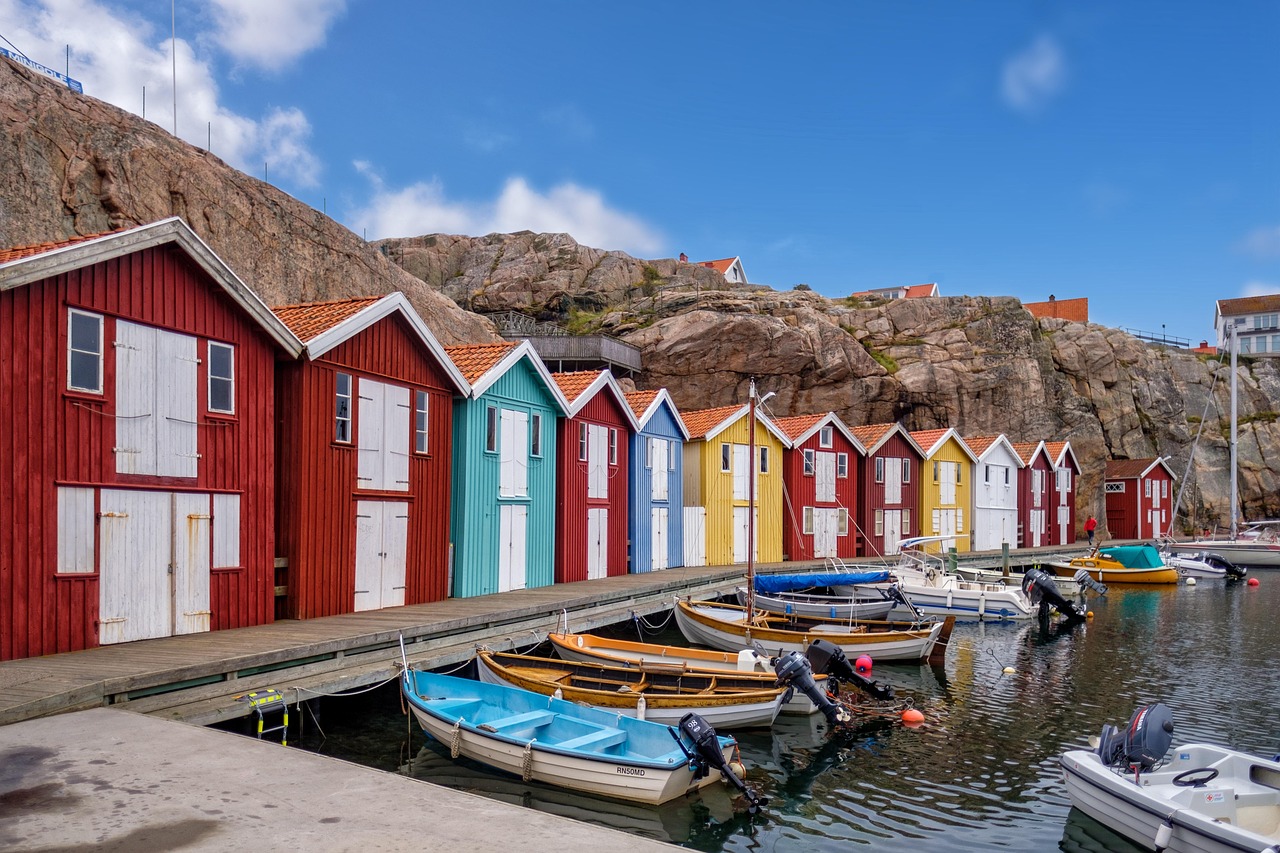 cabane de pêcheur, cabane, maison, holzhaus, nature, maison suède, bateaux, l'eau, mer, lac, roche, pierreux, scandinavie