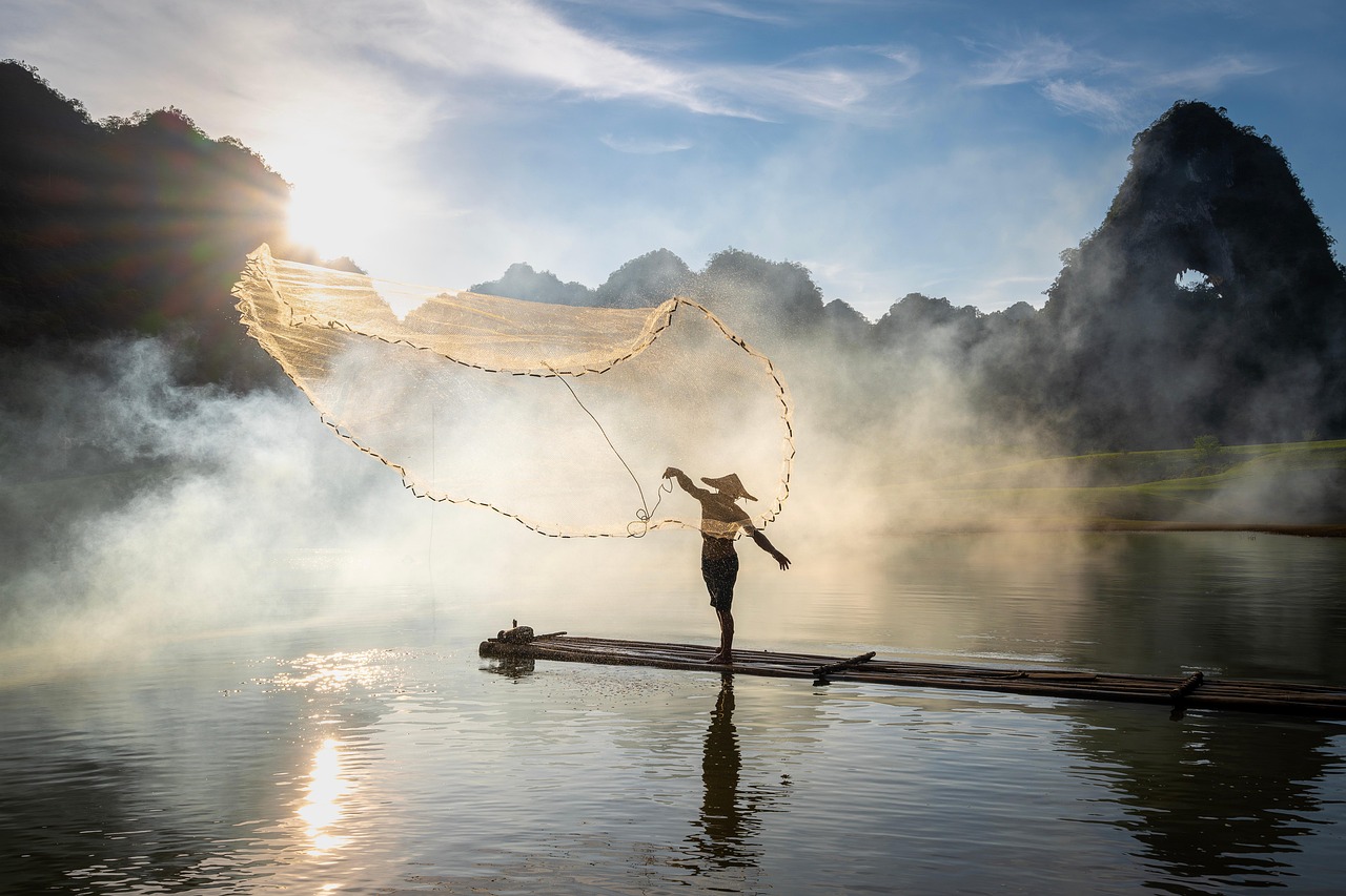 faire de la pêche, vietnam, pêcheur, province, cao bang, mode de vie, lumière du jour, vie, nature, ciel, l'eau, brume, brouillard, lumière du soleil