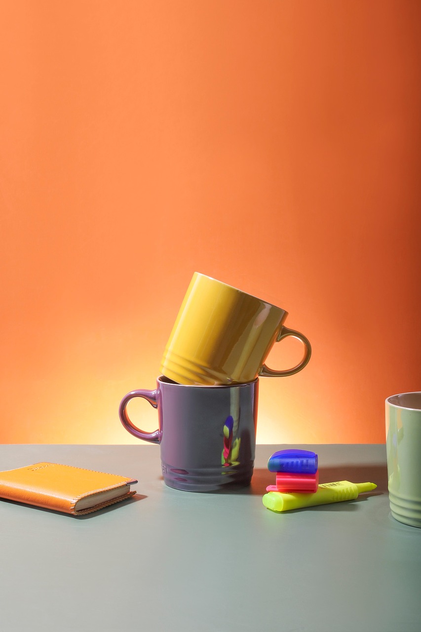 gobelets, tasses, carnet, des stylos