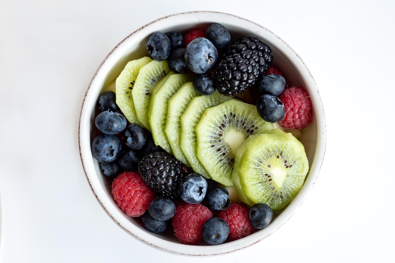 petit déjeuner, fruit, aliments, en bonne santé, un bol de fruits, myrtilles, kiwi, framboises, repas, kiwi, kiwi, kiwi, kiwi, kiwi