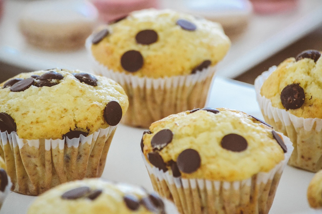 petits gâteaux, muffins, pâtisserie, pépites de chocolat, aliments, fait maison, des pâtisseries, bonbons, tentation, produits de boulangerie, cupcakes faits maison, muffins maison, la photographie culinaire, muffins, muffins, muffins, muffins, muffins, pâtisserie