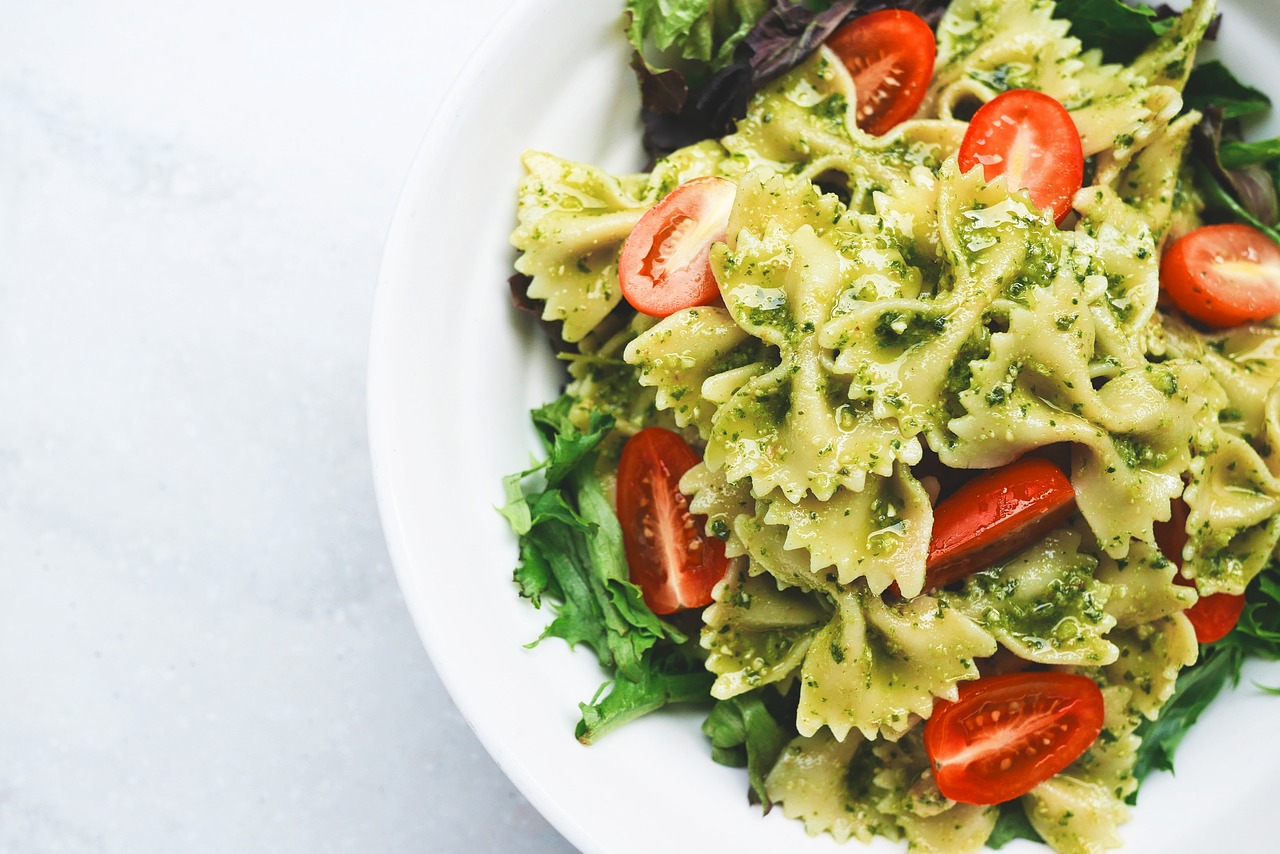 pâtes, pesto, farfalle, les pâtes au pesto, végétarien, en bonne santé, italien, cuisine italienne, assiette, repas, le déjeuner, dîner, sarriette, cuisine, délicieux, régime, aliments, nutrition, la photographie culinaire, pâtes, repas, repas, repas, repas, repas, cuisine, cuisine, nutrition
