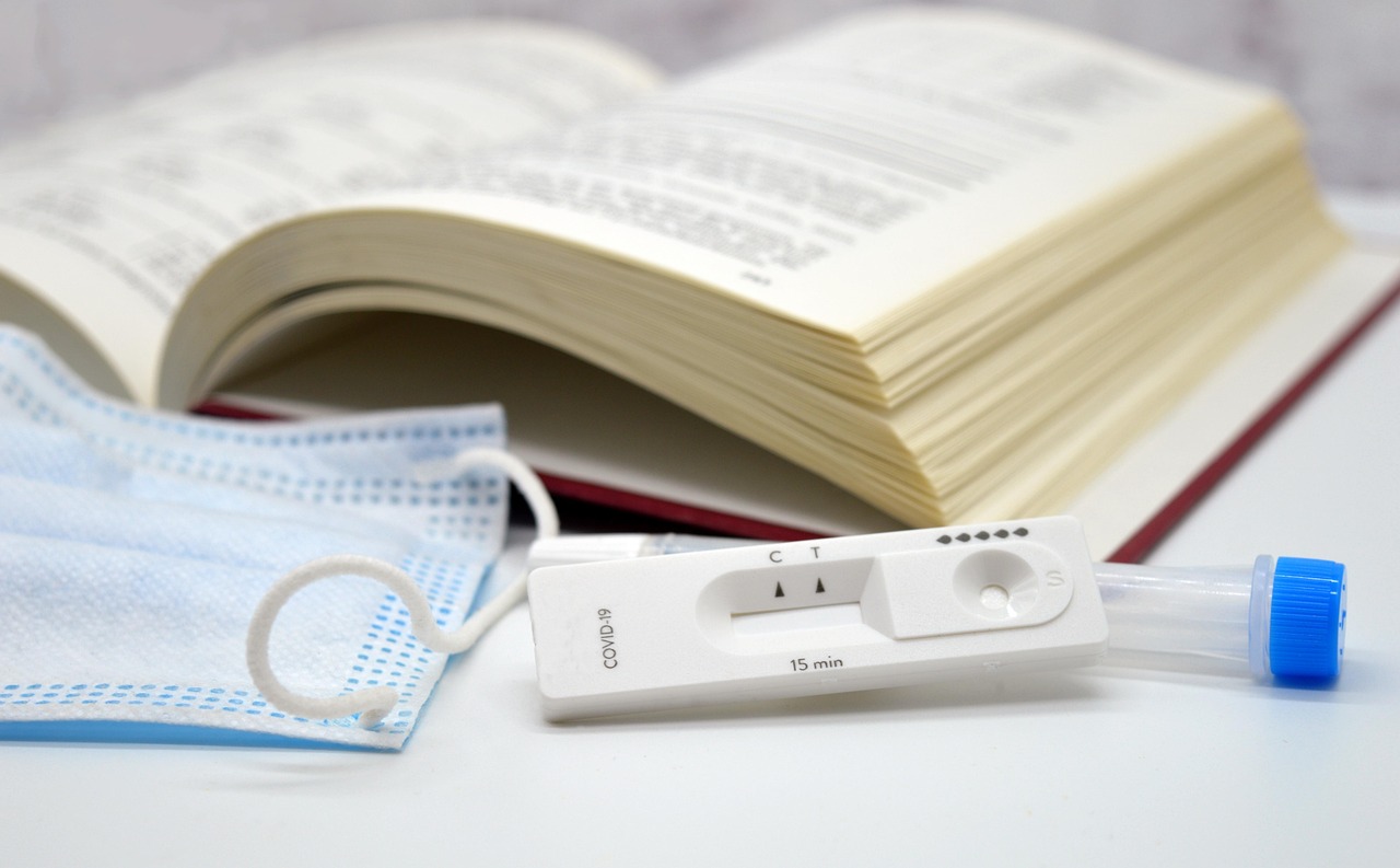 autotest corona, coronavirus, école, covid-19, essai covid-19, masquer, bucco-nasale, un livre, auto-test, test corona dans les écoles, essai, delta, micron, corona, protéger, apprendre, tester les élèves
