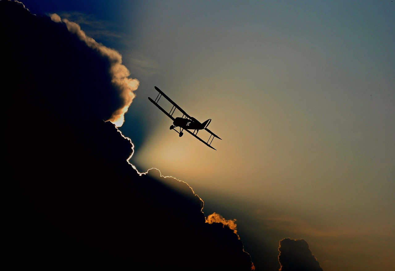avion, double decker, biplan, vol, silhouette, des nuages, ciel, petit avion, avion de vol, avion à hélice, en volant, aviation, nature, conditions météorologiques, tempête, cumulus, nuages noirs, atmosphère, rayon de soleil, rétro éclairage