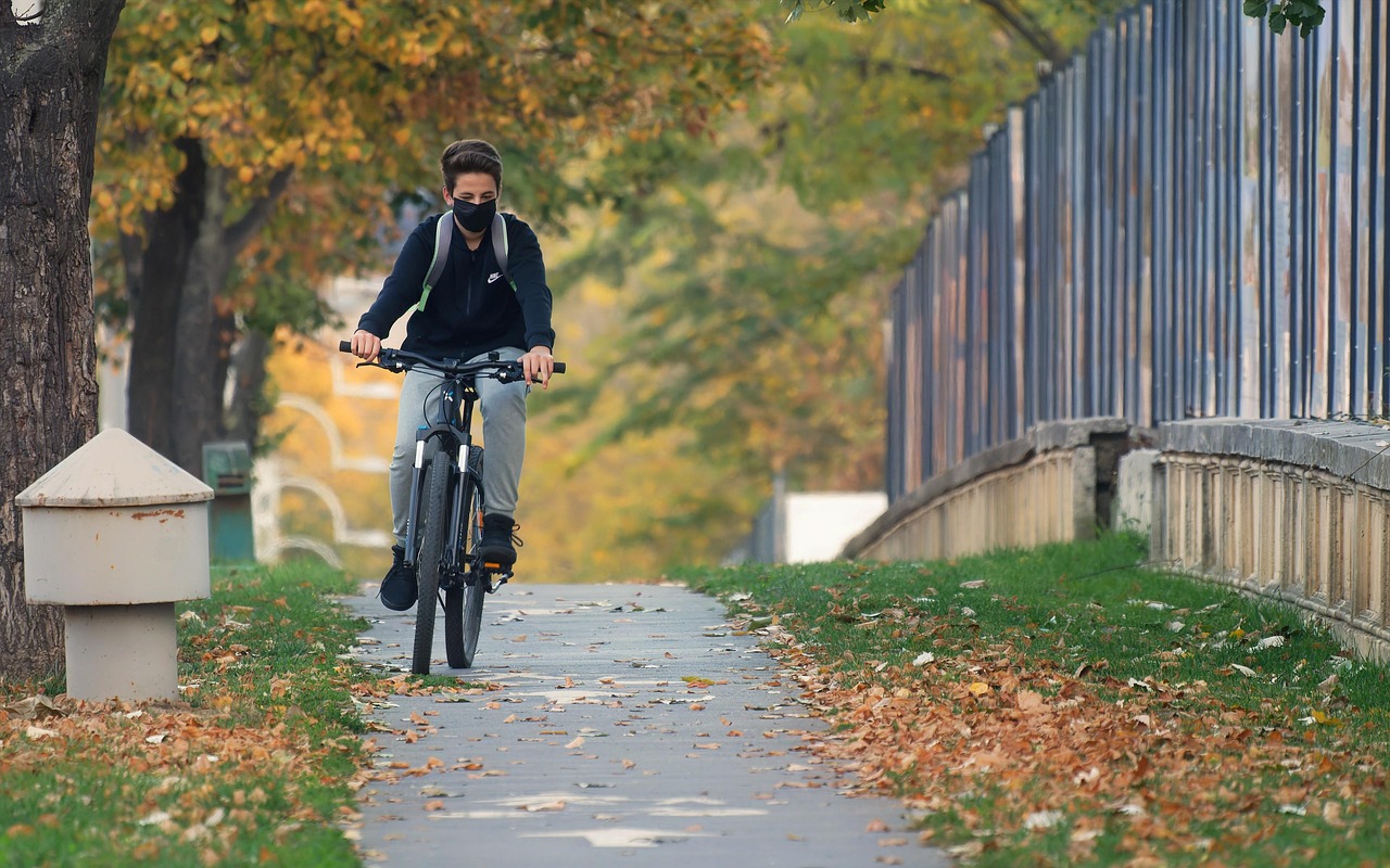 balade à vélo, homme, pandémie, en plein air, faire du vélo, automne, transport, nature, vélo, trottoir, rue, urbain, feuilles, paysage, des arbres, cycliste, écologique, sport, en bonne santé, instantané