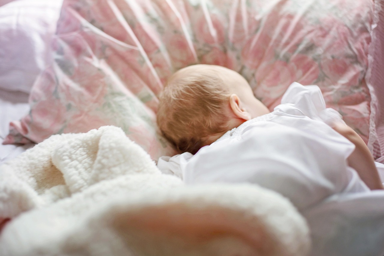 bébé, lit, dormir, des draps, oreillers, enfant au lit, heure du coucher, tout-petit, mignonne, bébé qui dort, enfant, faire la sieste, enfant qui fait la sieste