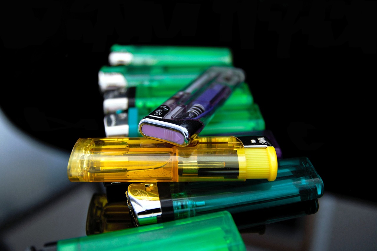 briquet, multicolore, coloré, flamme, gaz, briquet à gaz, feu, vert, jaune, violet, mélange coloré, allume-cigare, kerzenanzünder, brûler, briquet, briquet, briquet, briquet, briquet