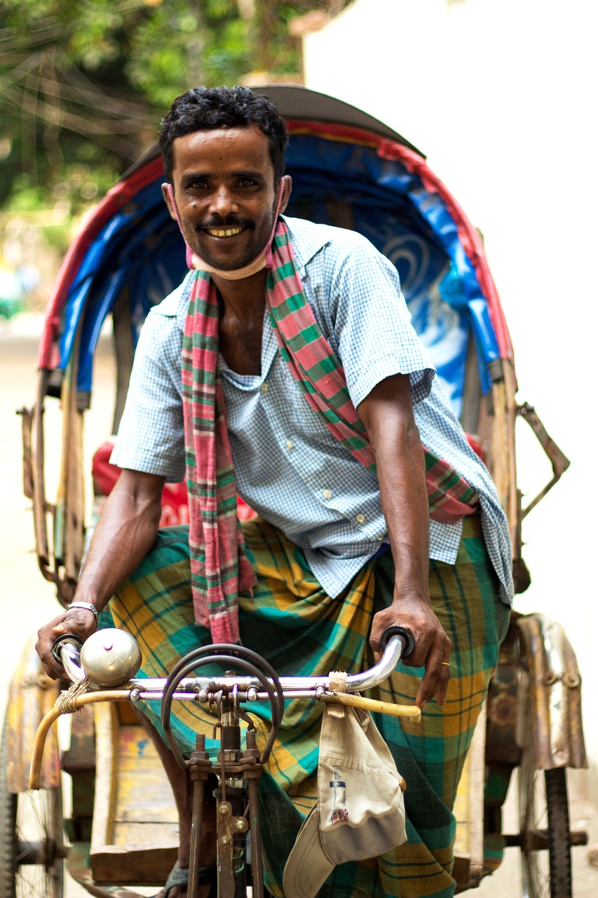 dacca, bangladesh, pousse-pousse, rue, conducteur de pousse-pousse