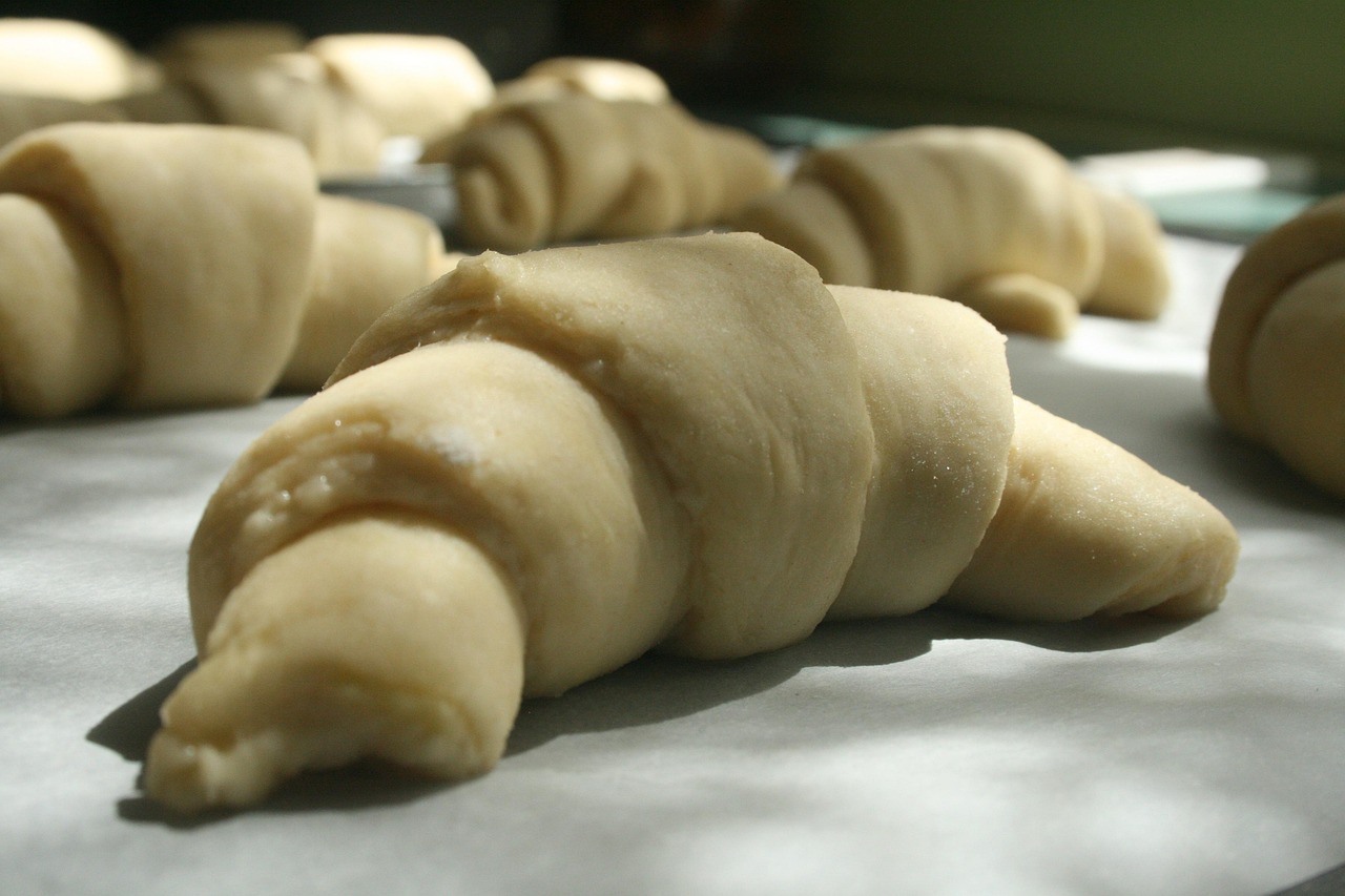 des croissants, rouleaux, croissant, pâtisserie, pain, mou, tendre, feuilletée, frais, fait maison, aliments, roulé, cuit, pâte