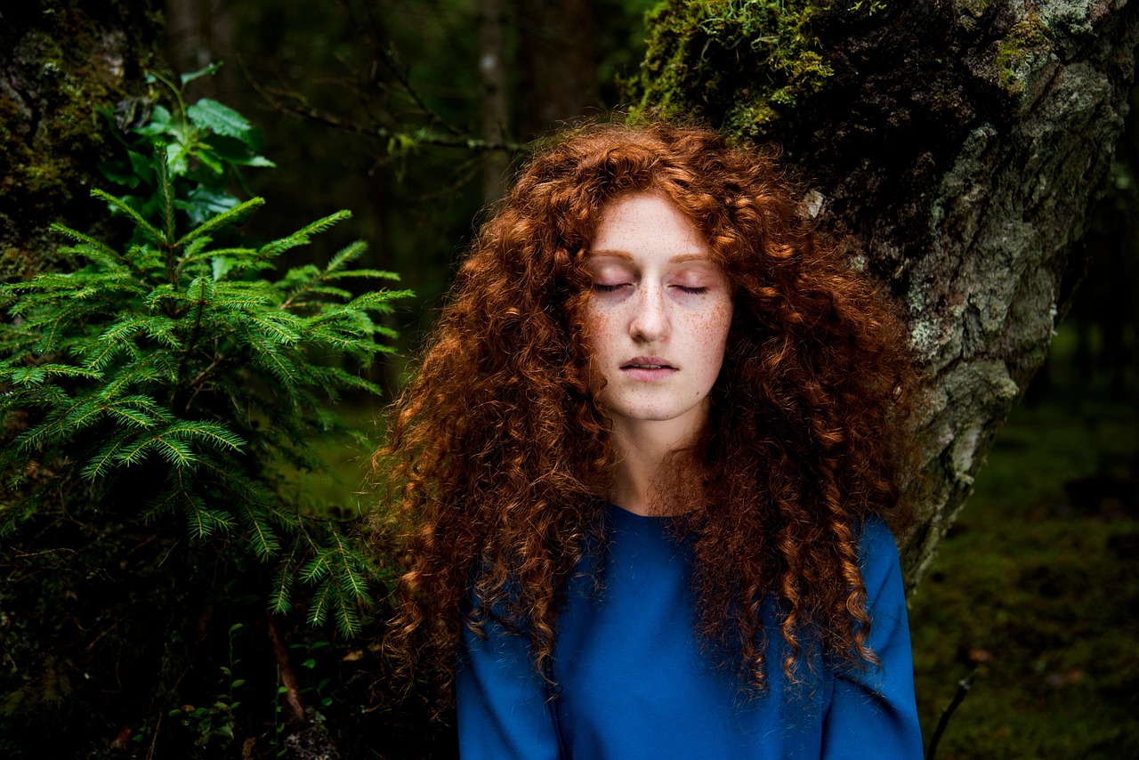 femme, taches de rousseur, gingembre, fée, forêt verte, cheveux bouclés, nature, en plein air, des arbres, l'été, cheveux roux