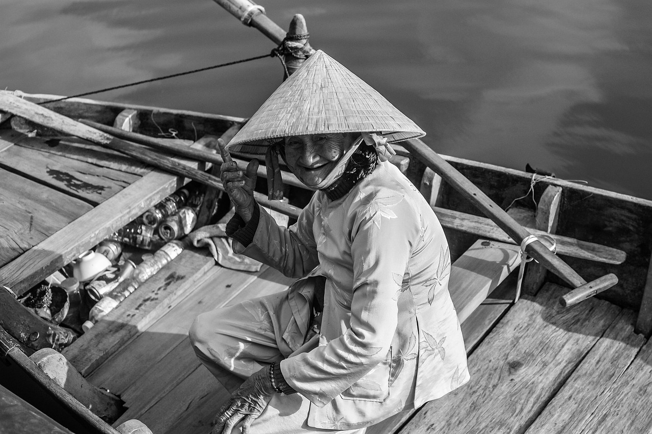 femme, vietnam, bateau, hoi un, noir blanc, voyager, chapeau conique