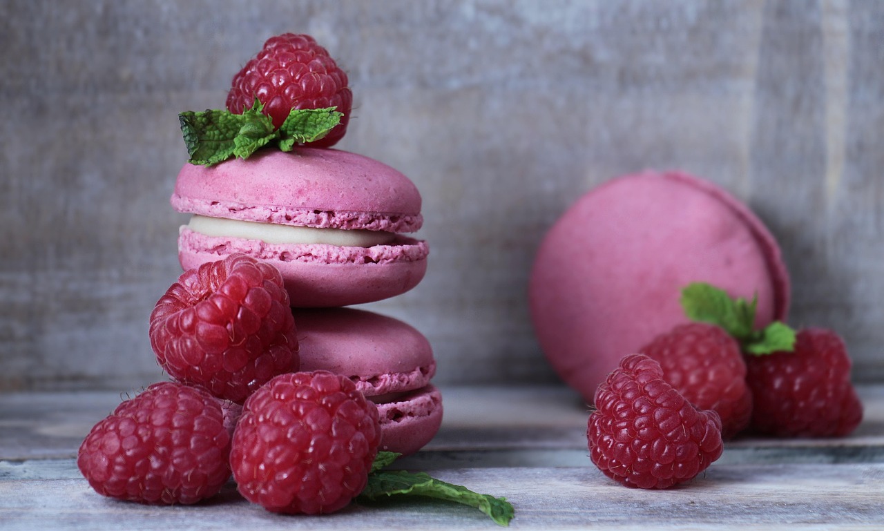 macarons, framboises, des pâtisseries, pâtisseries françaises, des fruits, fruits rouges, meringue pâtisseries, double biscuits, la crème de la couche, meringue aux amandes, biscuits, douceur, rose, rose macarons, grignoter, bonbons, macarons français, macarons aux framboises, aliments, manger, la photographie culinaire, composition, macarons, macarons, biscuits, douceur, douceur, rose, rose, rose, rose, rose, bonbons, manger, manger, manger, manger