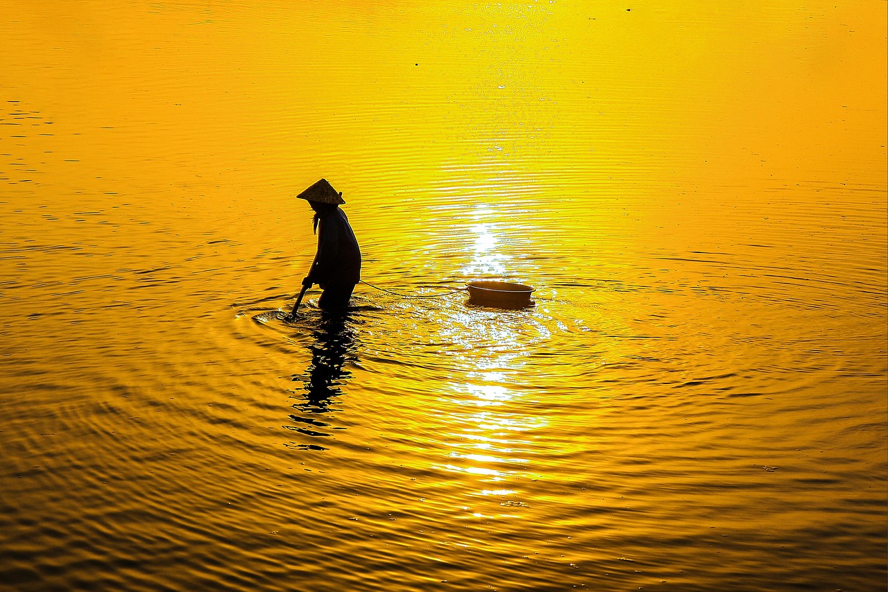 pêcheurs, les pêcheurs travaillent sur la rivière, embarcation fluviale, pêcheurs de rivière, femmes de rivière, le râteau ne fait pas cuire la soupe