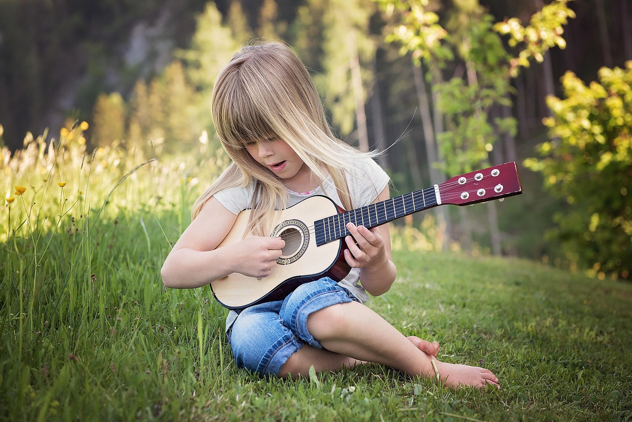 personne, humain, enfant, fille, blond, guitare, faire de la musique, jouer de la guitare, la musique, en plein air, la nature, portrait, humain, enfant, enfant, enfant, enfant, enfant, guitare, guitare, guitare