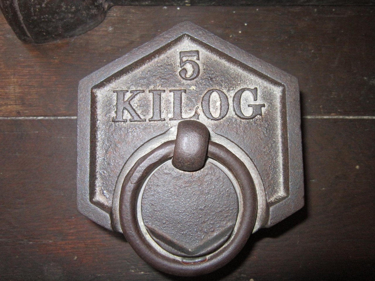 poids, kilo, kilogramme, métal, cinq kilos, 5kg, mesure, métrique, peser, la mesure, équilibre, marron solde