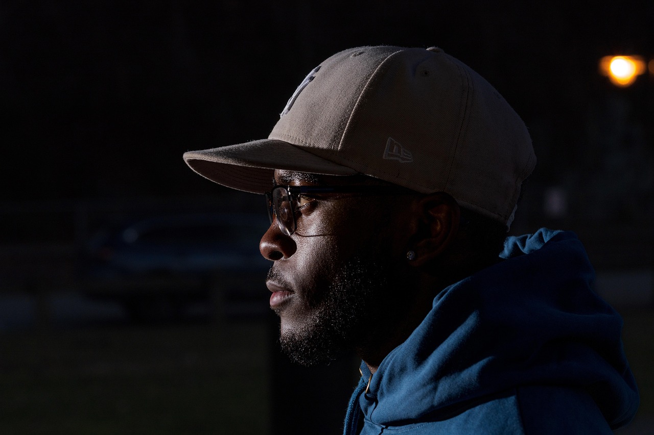 portrait, homme, casquette camp de base, foncé, profil latéral