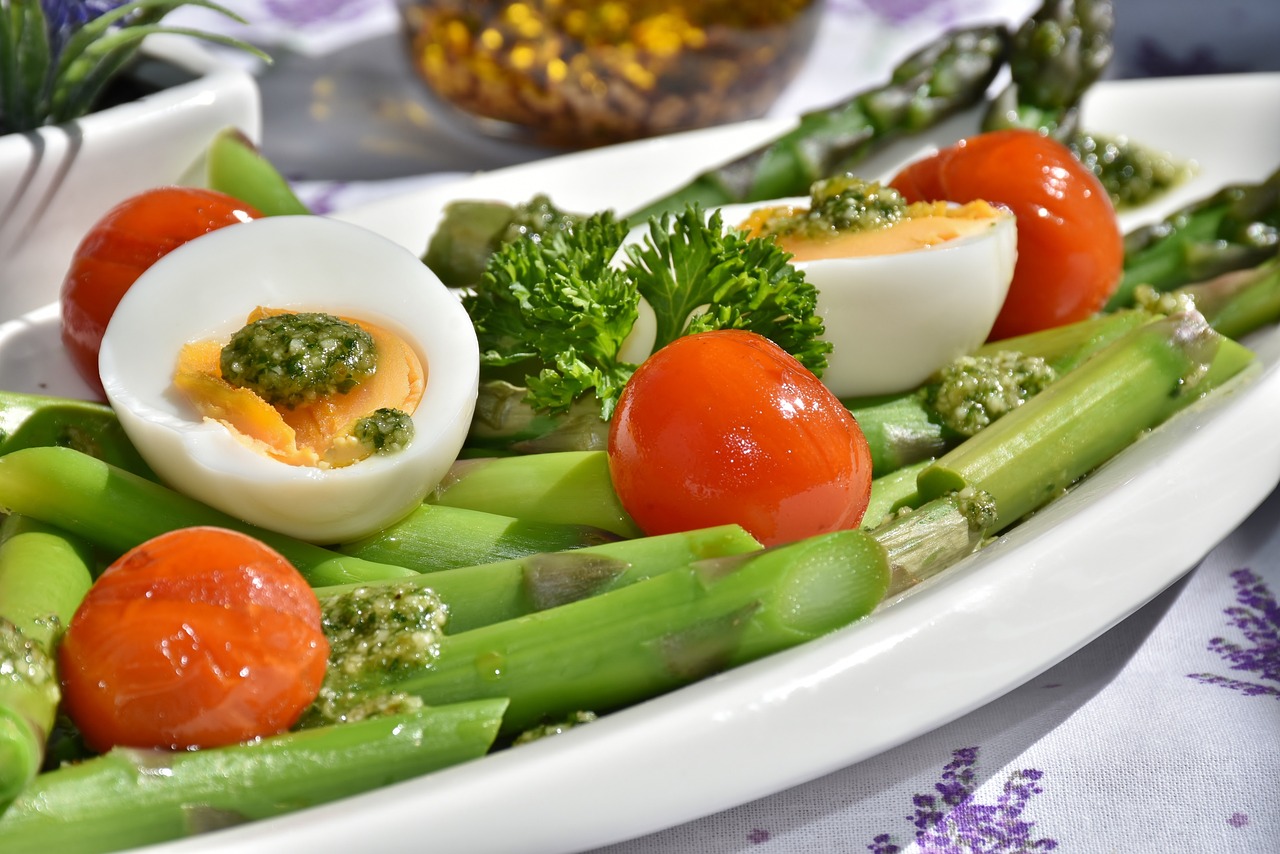repas, asperges, assiette, aliments, des légumes, oeuf, tomates, pesto, asperges vertes, pesto à l'ail sauvage, cuit, cuisine, en bonne santé, régime, savoureux, repas, repas, cuisine, cuisine, cuisine, cuisine, cuisine, régime