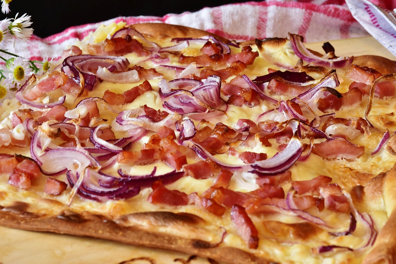 tarte flambée, pâte, croustillant, bacon, oignon, crème aigre, de la crème fraiche, aliments, cuisiner, repas, cuisine, maison, bon appétit, cuit, faim, snack, goûter, gâteaux, tarte flambée, tarte flambée, tarte flambée, tarte flambée, tarte flambée