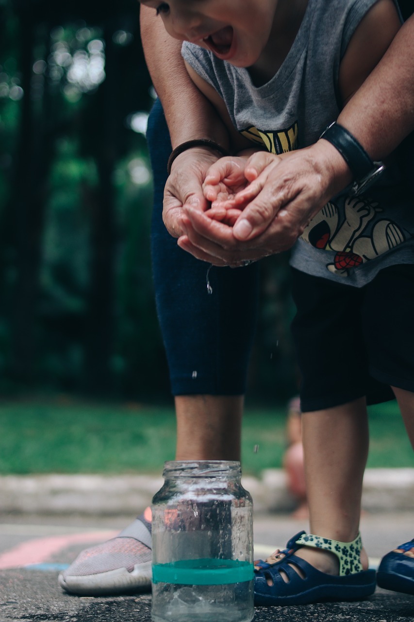 vos mains sont mouillées, mains, sourire, ensemble, pieds, bouteille