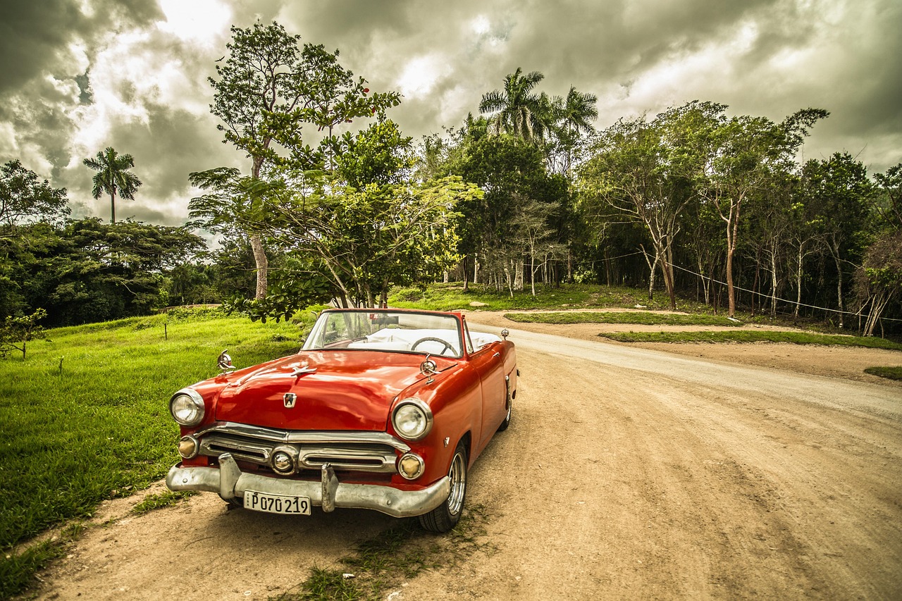 ancien, auto, fonds d'écran de voiture, vieille voiture, convertible, voiture rouge, voiture brillante, rétro, classique, nature, voitures anciennes, automobile, voiture, voiture garée, forêt, cuba