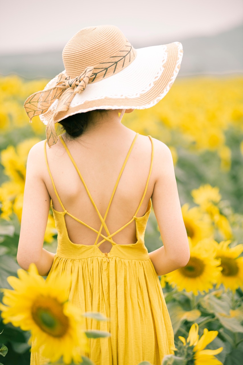 arrière, fille, fille est de retour, robe jaune, fond d'écran de téléphone, chapeau de soleil, robe, tournesols, champ de tournesols, jeune femme, modèle féminin, papier peint esthétique, wallpaper iphone