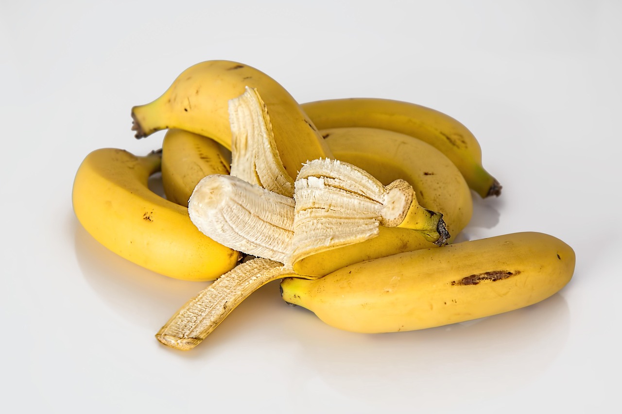 bananes, des fruits, mûr, frais, biologique, produire, fruits tropicaux, bananes jaunes, bananes mûres, potassium, peau de banane, jaune, en bonne santé, nutrition, banane plantain, vitamines, régime, peler, peau, bananes, bananes, bananes, bananes, bananes, peau
