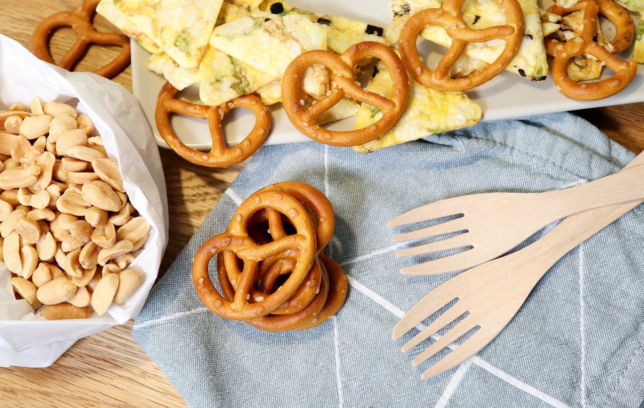 bretzel, des pâtisseries, goûter, fête de la bière, cacahuètes, des noisettes, chips, fourches
