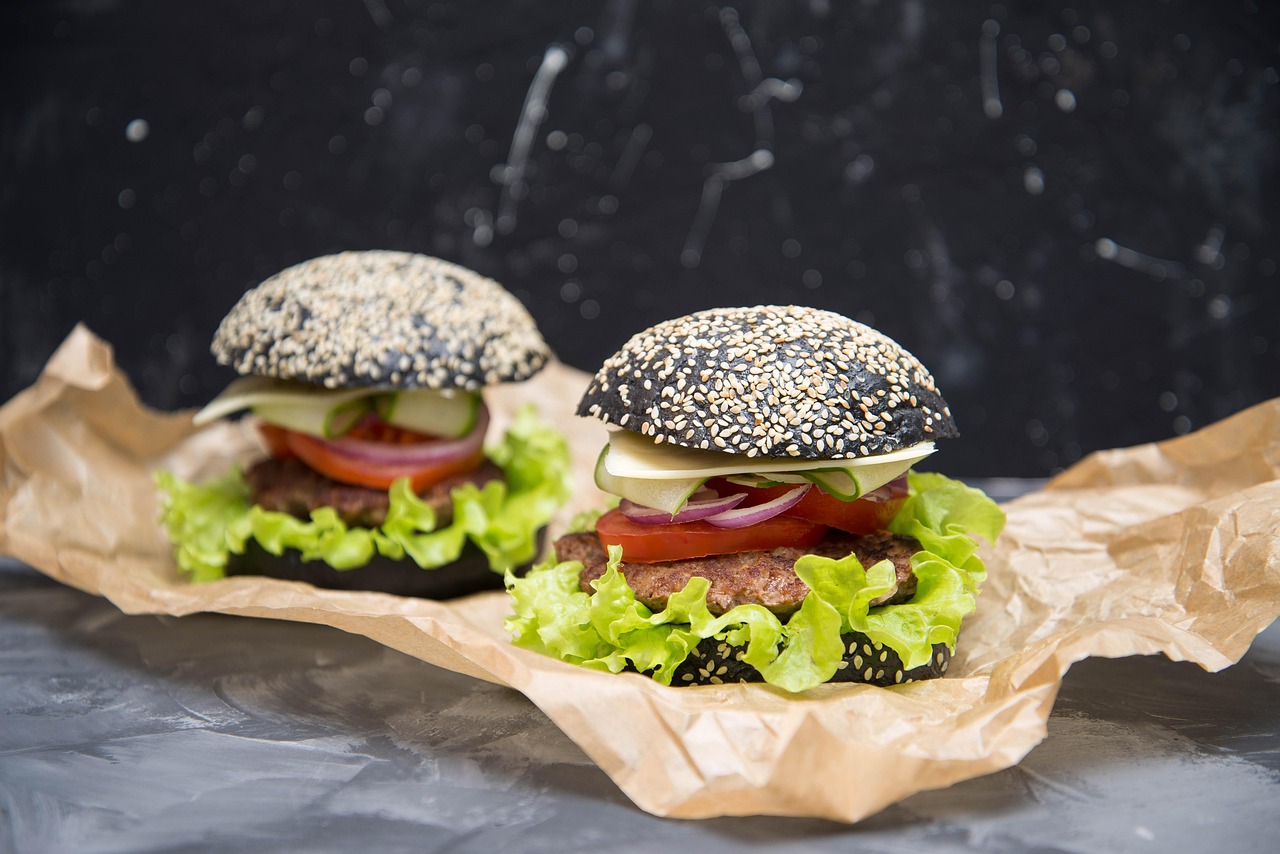burger, un sandwich, hamburger, fast food, nutrition, viande, un restaurant, goûter, du boeuf, des légumes, oignon, délicieux, frais, cheeseburger, aliments, rapidement, une tomate, chignon