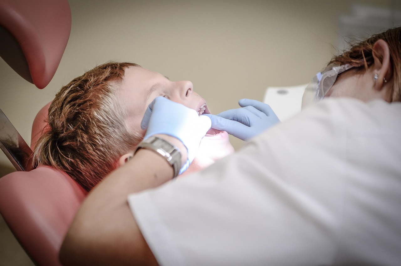 dentiste, patient, soins dentaires, médical, soins bucco-dentaires, hygiène buccale, hygiène dentaire, fauteuil dentaire, clinique dentaire, cabinet dentaire, vérification, santé buccodentaire, la santé dentaire, examen, examiner, dentiste, dentiste, dentiste, dentiste, dentiste