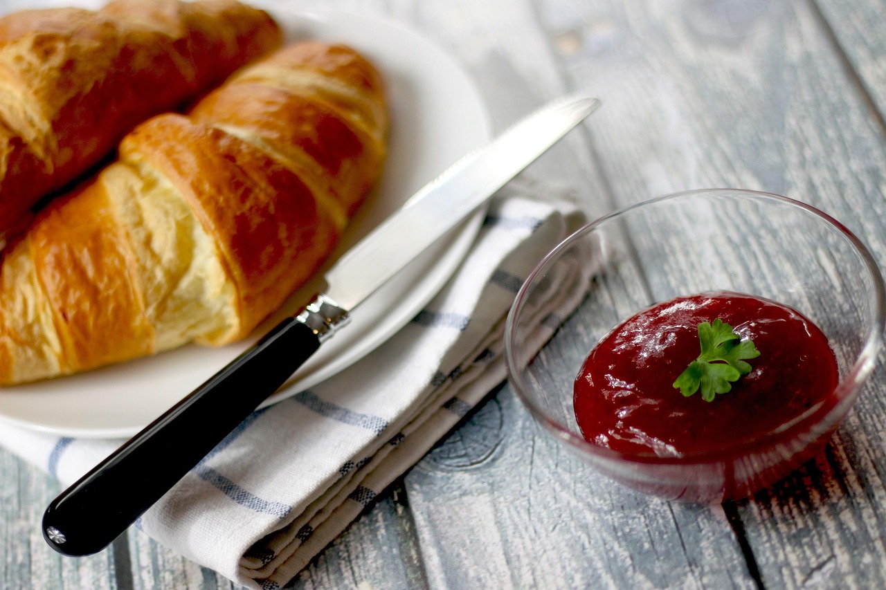 des croissants, confiture, petit déjeuner, couteau, couteau à beurre, repas du petit déjeuner, repas, aliments, nourriture du petit déjeuner, pain, assiette, gelée, gelée de fruits, de la confiture de fruits, assiette de croissants, pain danois, pâte feuilletée, cuit, boulangerie, manger, la photographie culinaire, produits de boulangerie, des pâtisseries, table en bois, couteau, couteau, repas, repas, pain, pain, pain, pain, pain, boulangerie, boulangerie, boulangerie, boulangerie, boulangerie, manger