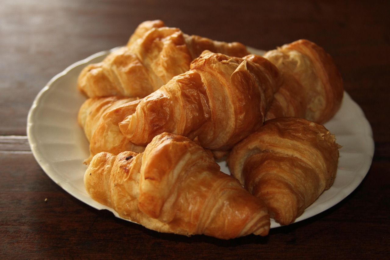 des croissants, pain, danois, des pâtisseries, pâte feuilletée, pâtisseries feuilletées, assiette, assiette de croissants, petit déjeuner, aliments, la photographie culinaire