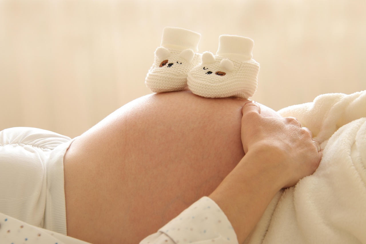 enceinte, bonne fête des mères, maternité, mère, attendant, femme enceinte, femme, grossesse, ventre, bosse de bébé, bébé, chaussures de bébé, maman, famille, amour, parentalité, chaussettes bébé