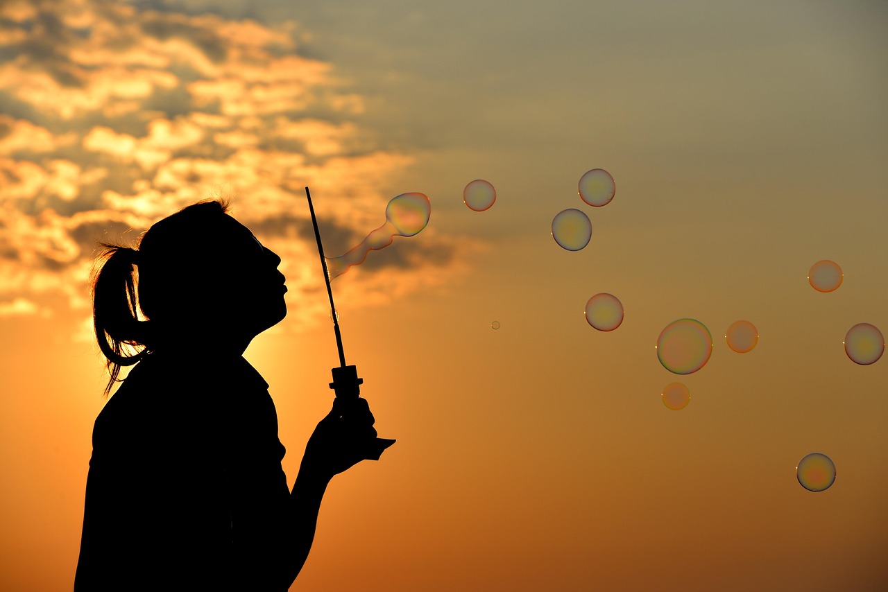 femme, bulles, nature, le coucher du soleil, souffler, fille, amusement, jouissance, loisirs, silhouette, bulles de savon, faire des bulles, en plein air