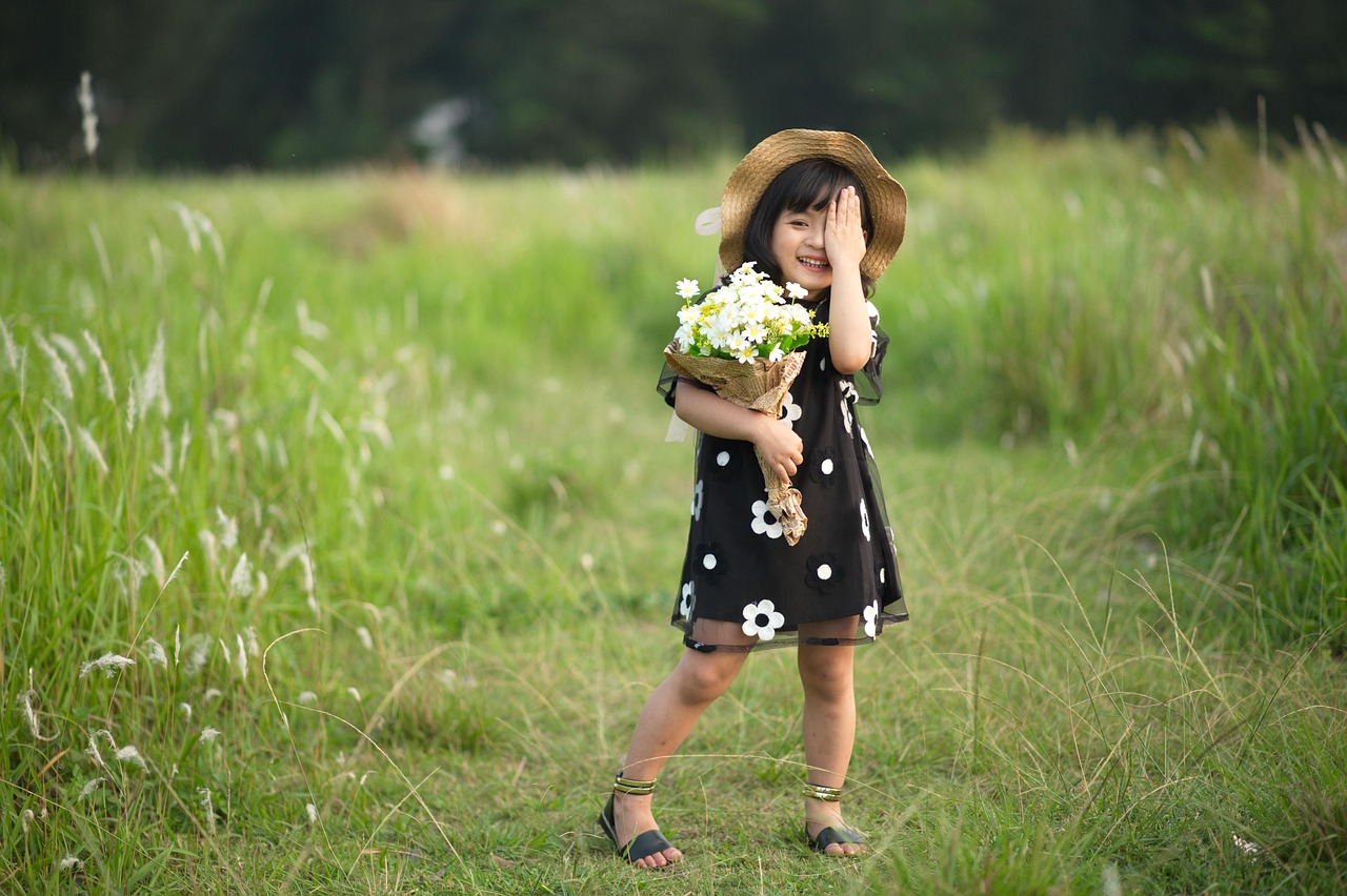 fille, enfant, robe, belles fleurs, chapeau, fond d'écran fleur, nature, flower background, sur le terrain, gazon, fleurs, en jouant