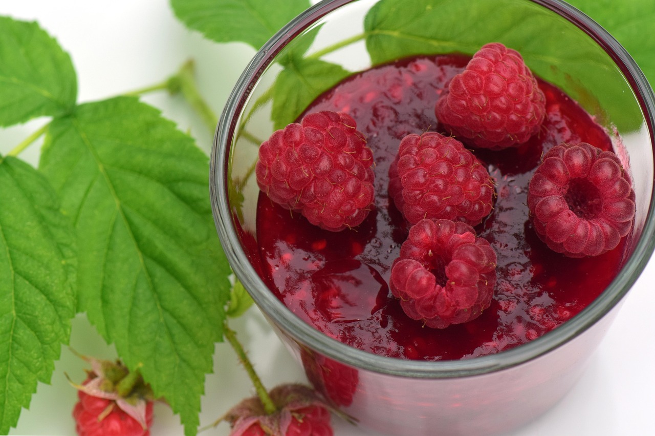 framboises, confiture de framboise, confiture, cuisiner, la cuisson de la confiture, maison, fait maison, appétissant, mignonne, frais, fruité, ménage, rouge, faire un, pot de confiture, en bonne santé, baies rouges, récoltés, petits fruits