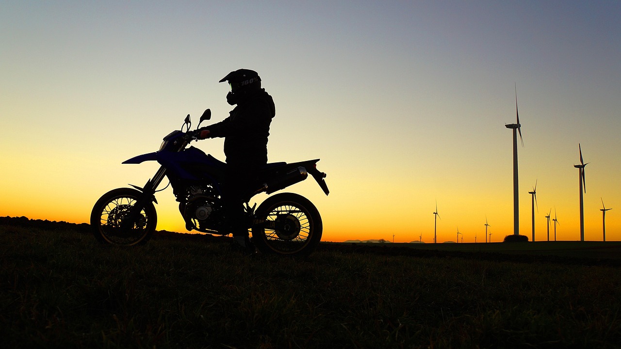 garçon, un jeune homme, liberté, content, moto, rêver, but, soleil, horizon, silhouette, le coucher du soleil, ciel du soir, soleil couchant, humain, nature, masculin, jeune, atteindre l'âge adulte, biker, avenir, permis de conduire, le permis de conduire, magic, la magie