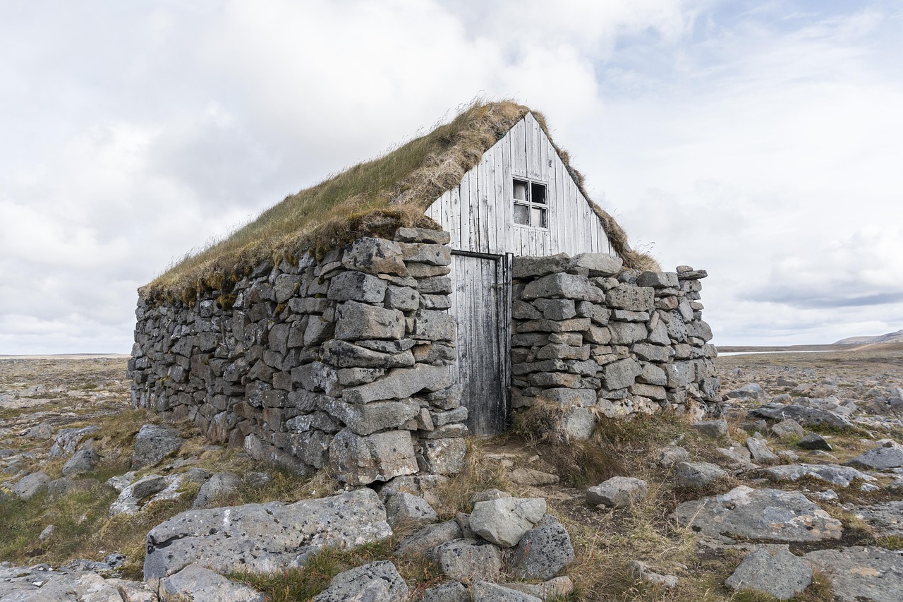 islande, maison en pierre, imeuble, rochers, des pierres, toit d'herbe, maison de gazon, l'architecture, façade, traditionnel, culture, la campagne, nature, islande, islande, islande, islande, islande, façade