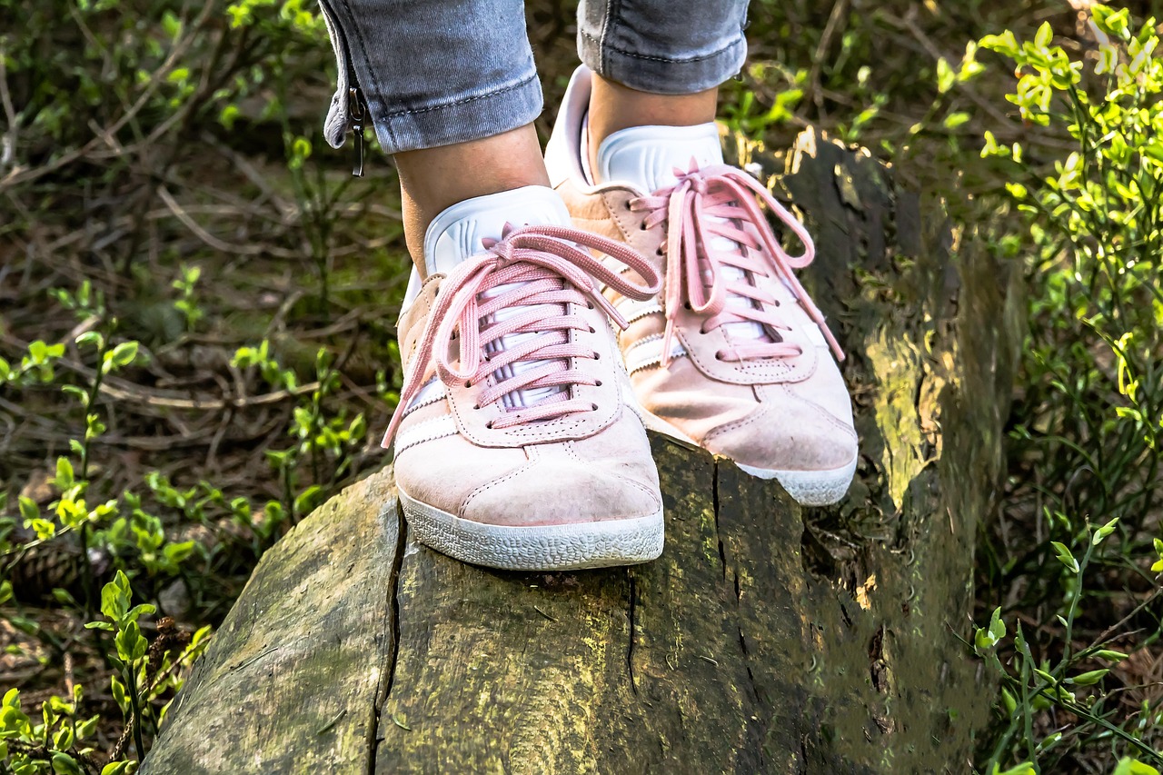 les chaussures, chaussures de filles, baskets, chaussures en caoutchouc, chaussure, mode, chaussures femme, chaussures de sport, sportif, rose, équilibre, journal d'arbre, équilibrage, lacets, les lacets, baskets, équilibre, équilibre, équilibre, équilibre, équilibre