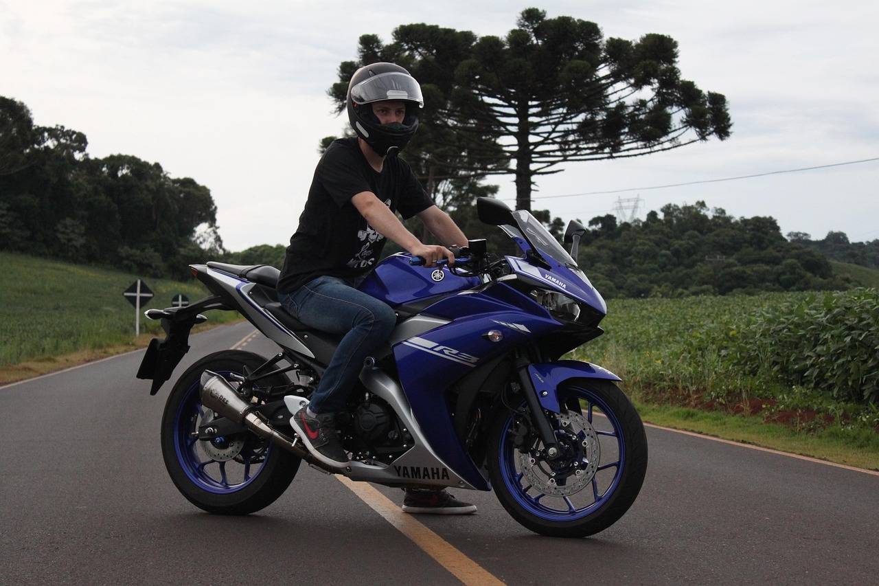 motard, moto, faire de la moto, pilote, yamaha, r3, yzf r3, bleu r3, yamaha r3