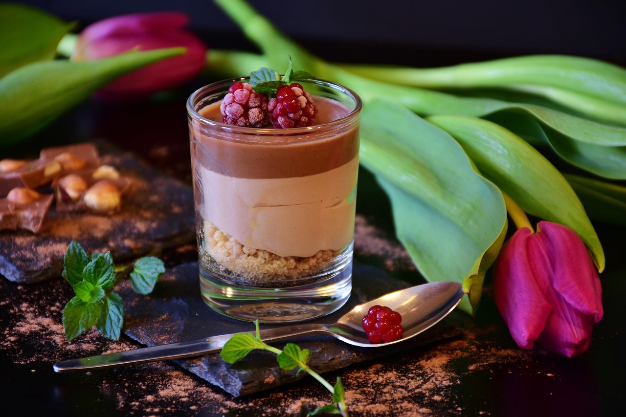 nougat, mousse, mousse au chocolat, le dessert, aliments, nourriture, repas, plat sucré, jouissance, appétissant, crème, mignonne, crémeux, un verre, nature, chocolat, des noisettes, du sucre, délicieux, le printemps, tulipes, nature morte, foodfoto, noisettes