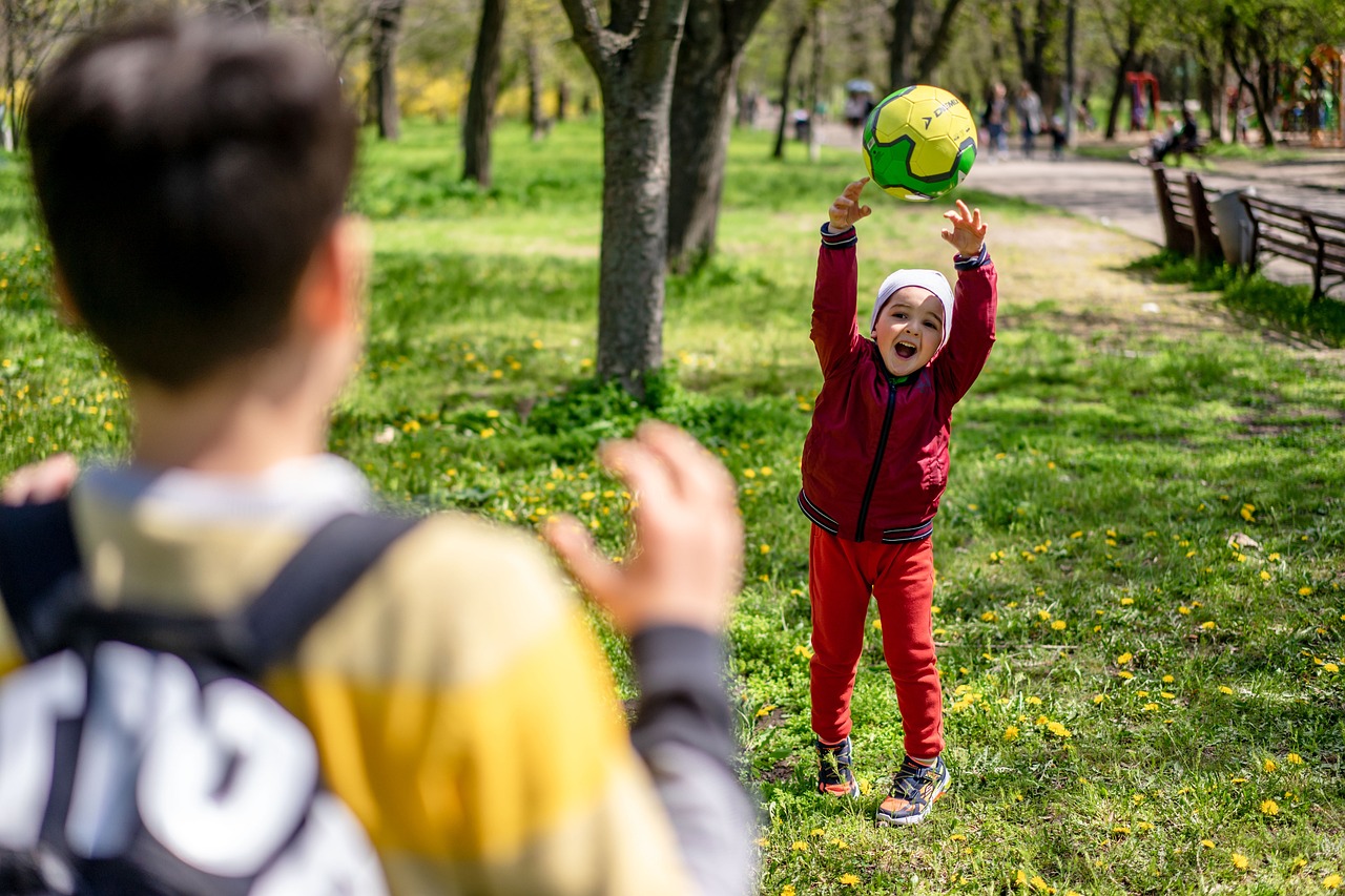 parc, nature, faire du catch, enfants, l'été, enfance, caucasien, en plein air
