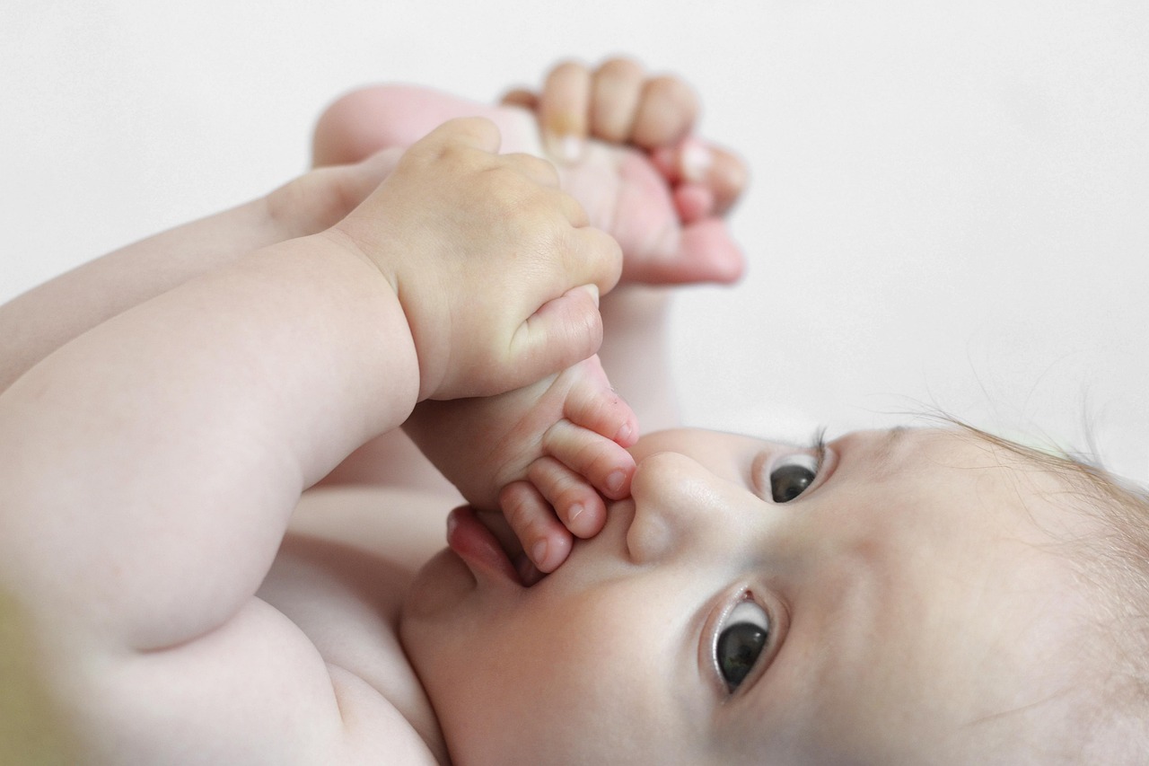 personnes, bébé, kid, enfants, garçon, joie, petit enfant, bébé suce ses pieds