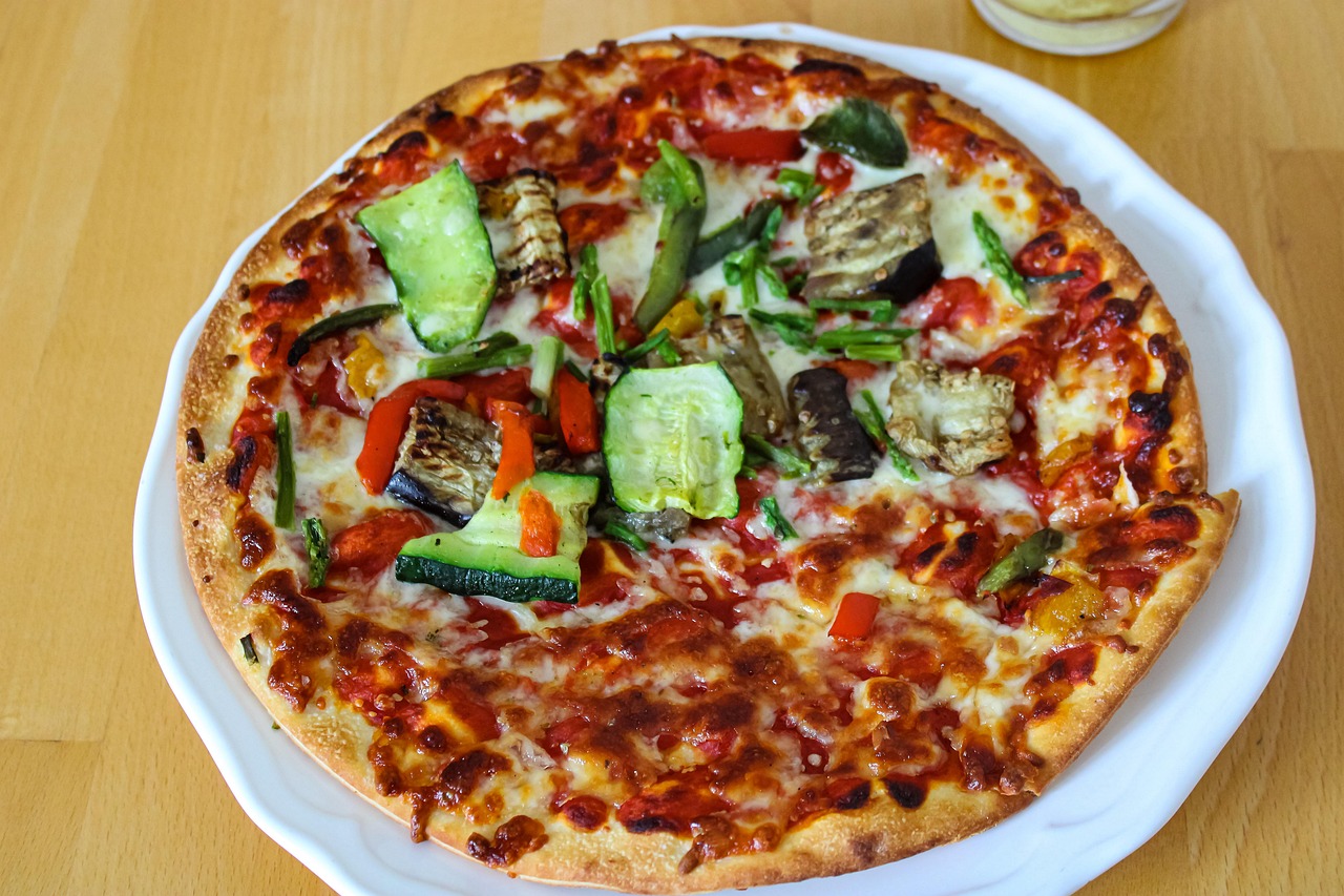 vegetarisch, végétalien, aliments, goûter, vitamines, anacardier, cultiver, légume, apéritif, salade, frais, pizza végétarienne, légumes frais, des légumes, tomates, faire cuire la pizza, pâte à pizza, brun pizza