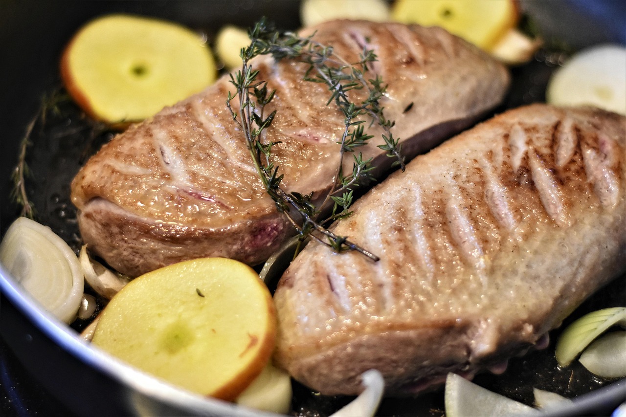 viande, canard, magret de canard, cru, frire, rechercher, savoureux, frit, sear, recette, canard rôti, aliments, la volaille, la nourriture photo, cuisine, cuisiner, viande, canard, recette, recette, recette, recette, recette