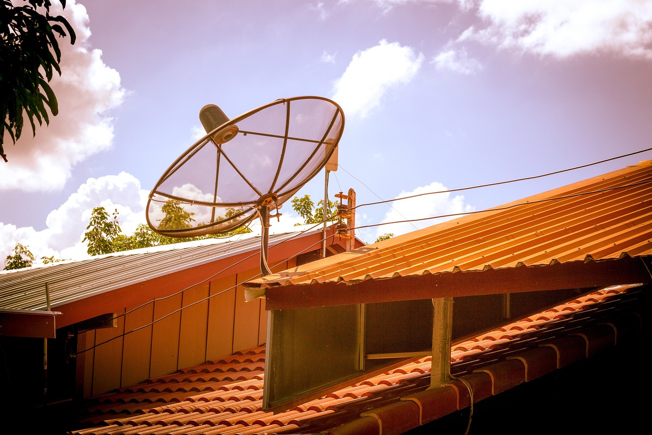 antenne parabolique, toit, la télévision, antenne, tv, loger, antenne tv, en direct par satellite, radio, l'antenne sur le toit, récepteur, signal, antenne de la maison, la télévision par satellite, imeuble, réseau, télécommunications, diffusion, canal, corne de l'antenne
