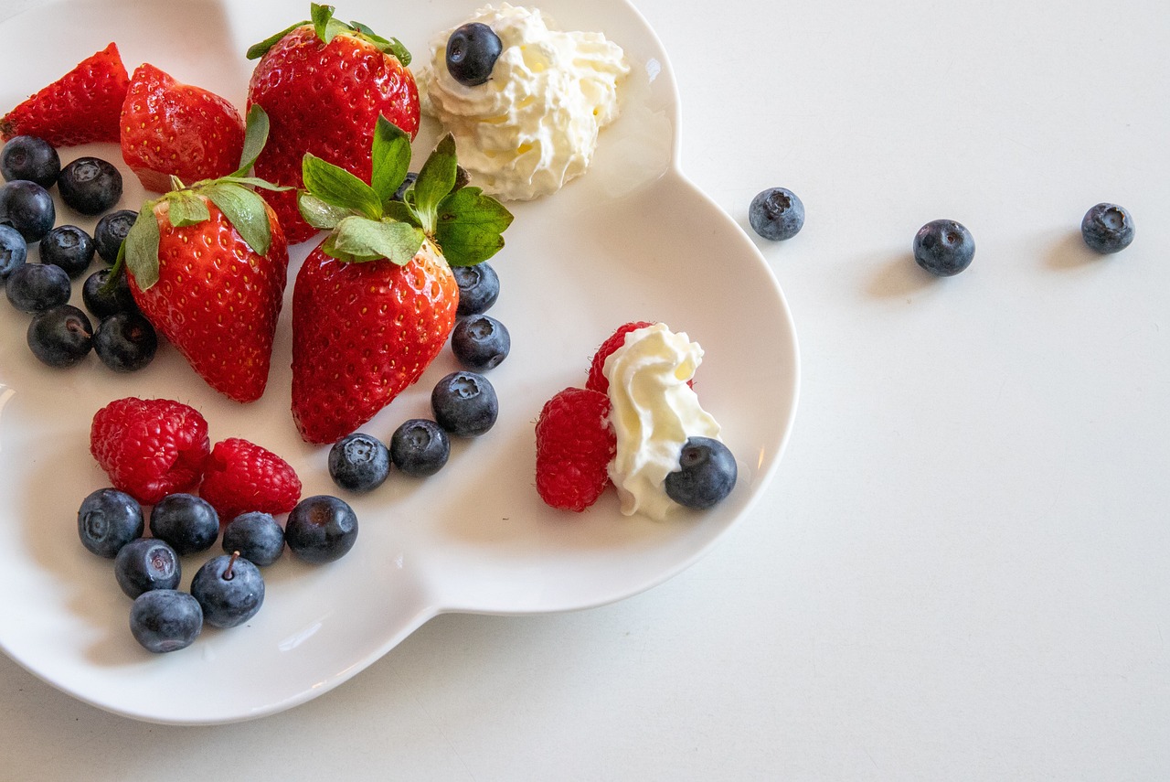 assiette, fraises, framboises, myrtilles, crème chantilly, dessert, coloré, assiette, assiette, assiette, assiette, assiette, crème chantilly
