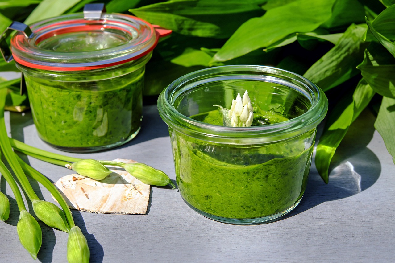 au pesto, ail sauvage, pesto à l'ail sauvage, herbes, fait maison, légumes sauvages, ail des bois, jeunes feuilles, odeur, feuilles d'ail sauvage, signe avant coureur du printemps, herbes culinaires, frais, vert, huile, repas