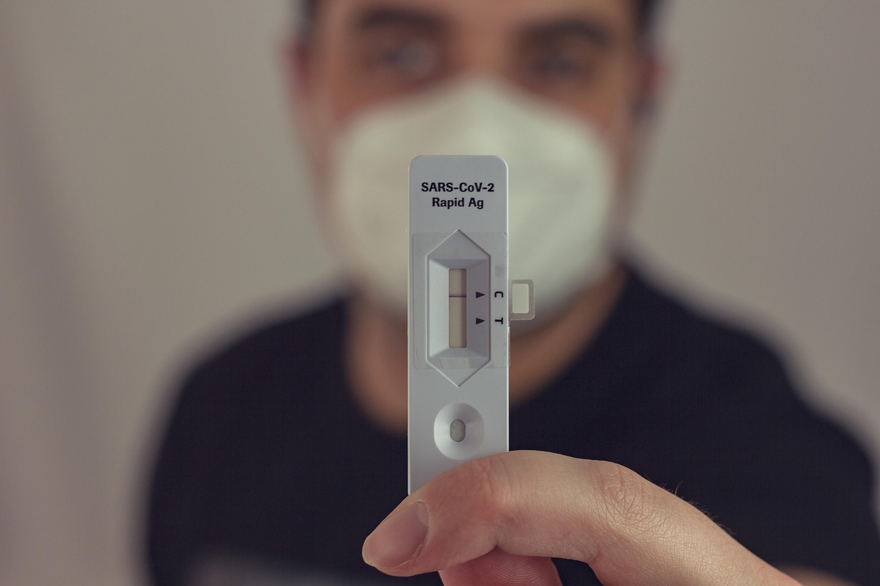 couronne, corona test, négatif, auto-test, test rapide, covid, covid-19, coronavirus, le sras-cov-2, pandémie, santé, soins de santé, médical, fermer