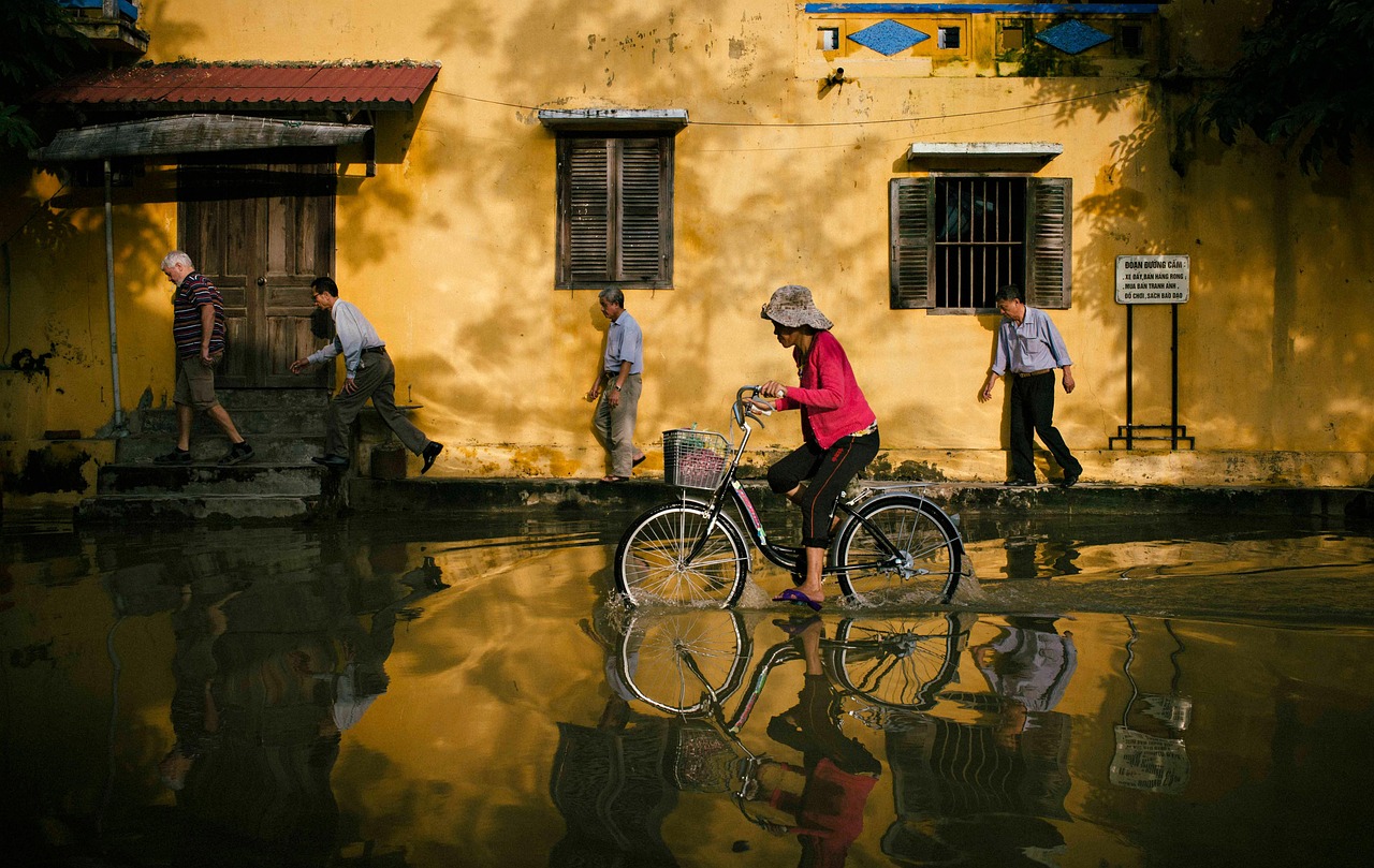 cyclisme, rue, inonder, nature, ville, bicyclette, vélo, balade à vélo, faire du vélo, inondations, l'eau, reflet de l'eau, route, hoi un, vietnam, rue inondée