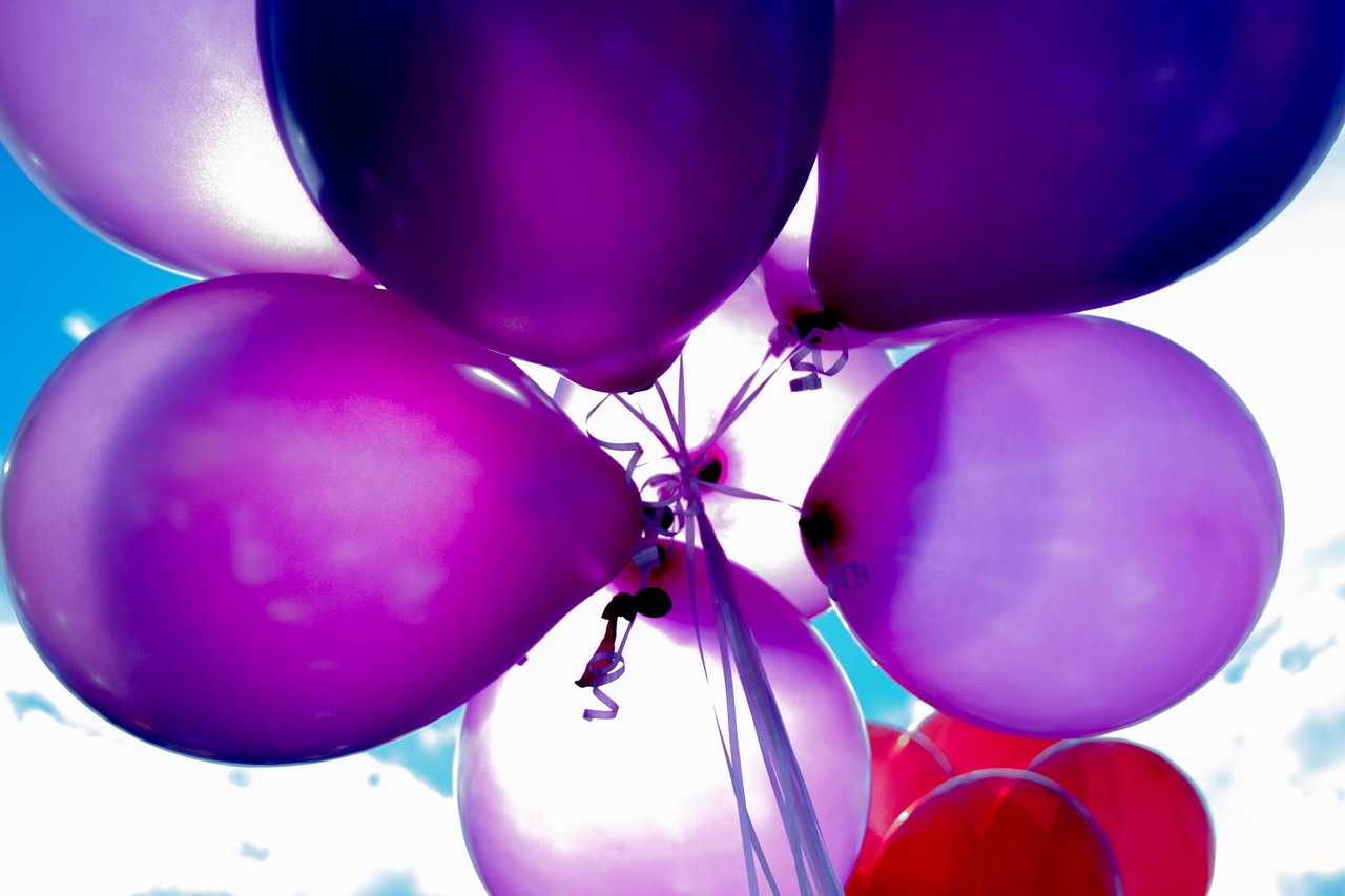 des ballons, fête, hélium, célébration, ballons violets, ballons à l'hélium, joyeux anniversaire, ballons d'anniversaire, célébration de l'anniversaire, fête d'anniversaire